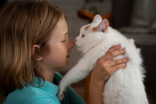 How Many Small Cans Of Food Should A Cat Eat?